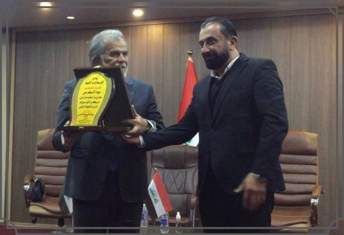 dramaralazawe's tweet photo. تكريمنا لفنانِ الشعب الفنان جواد الشكرجي ، بدرعِ الابداعِ والتميزِ (درع اليرموك)  بامسيةٍ  بغداديةٍ متميزة وسط حضورٍ نخبوي . https://t.co/8HtsJnhvUv