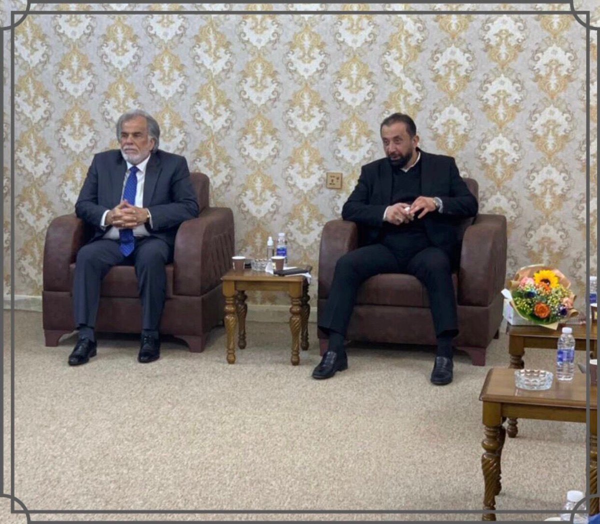 dramaralazawe's tweet photo. تكريمنا لفنانِ الشعب الفنان جواد الشكرجي ، بدرعِ الابداعِ والتميزِ (درع اليرموك)  بامسيةٍ  بغداديةٍ متميزة وسط حضورٍ نخبوي . https://t.co/8HtsJnhvUv