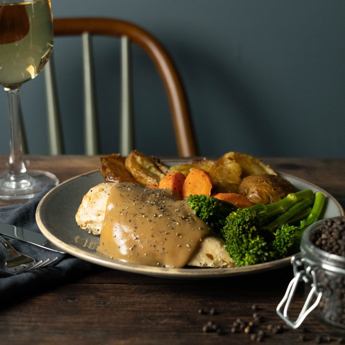 WellingtonWD6's tweet photo. How do you like your chicken? We like ours smothered in creamy peppercorn sauce and served with crispy sautéed potatoes, oven-roasted carrots and tenderstem broccoli 🤤 Book your table today! https://t.co/oOYsmi97wI