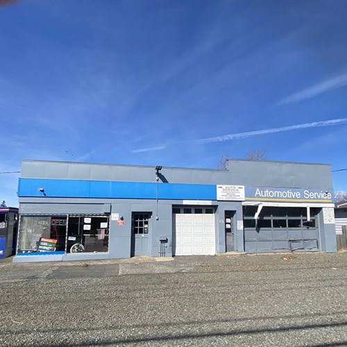 CocciaRealty's tweet photo. Listing Alert! 2,000 sf, free standing, 1 story building, 2 drive-in doors, 3 bays, 8-10 off street parking, 5,101sf corner property w/3 curb cuts. UST's removed in compliance with NJDEP.

Contact Michael 201-927-9956 or George 201-218-0841 for more details. https://t.co/9ZQ2w367Zy