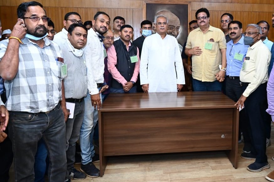 ChhattisgarhCMO's tweet photo. Delegation of Revenue Patwaris Union Chhattisgarh paid courtsey call on Chief Minister @bhupeshbaghel
Expressed gratitude for the restoration of the old pension scheme.
#CGBudgetForNYAY
#OPSCG #Patwari https://t.co/Ejmb5GFLXv