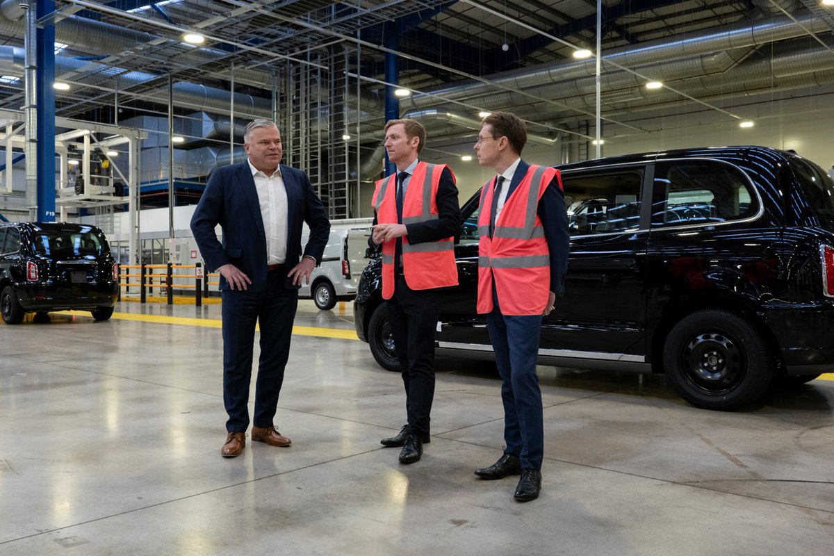 LondonEVCompany's tweet photo. It was a pleasure to welcome Midlands MP Lee Rowley to our Head Office late last month.

The new @beisgovuk representative was introduced to LEVC by Andy Street, as the two took a tour of our state-of-the-art manufacturing facility in Ansty, Coventry.

@Lee4NED 
@andy4wm https://t.co/0rbj8YDgTw
