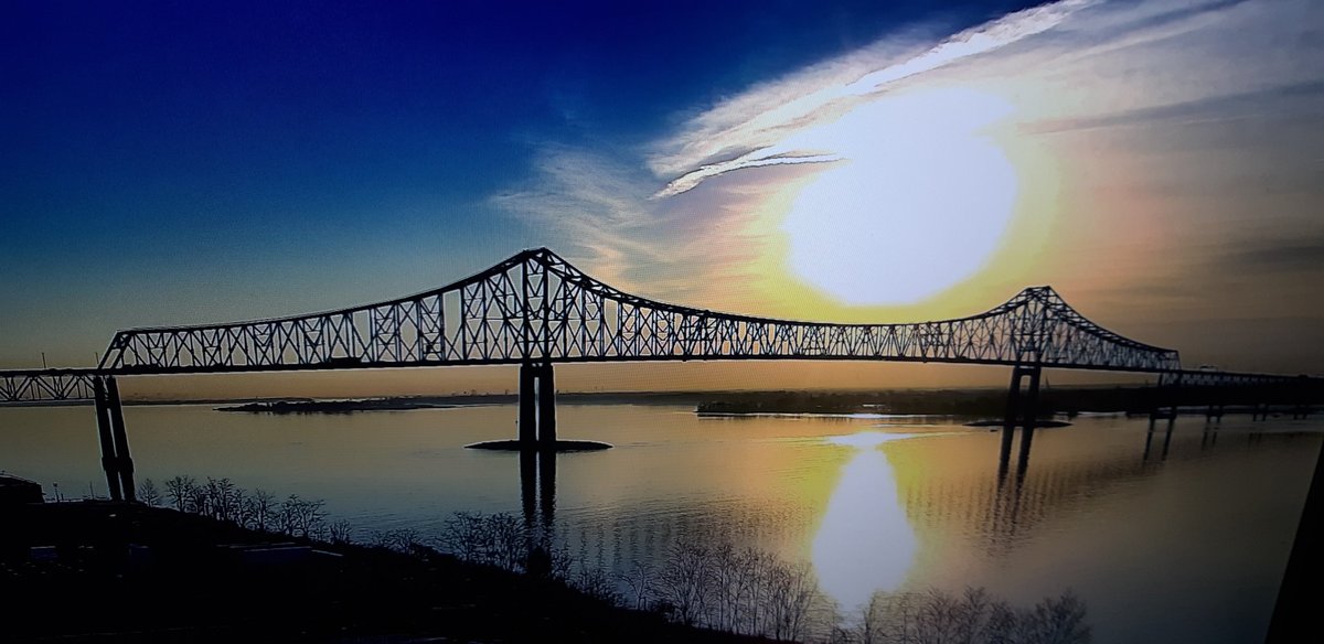 JasonLeeOnAir's tweet photo. Make it a great Wednesday friends. @phl17 #commodorebarrybridge https://t.co/wroWv9YNkE
