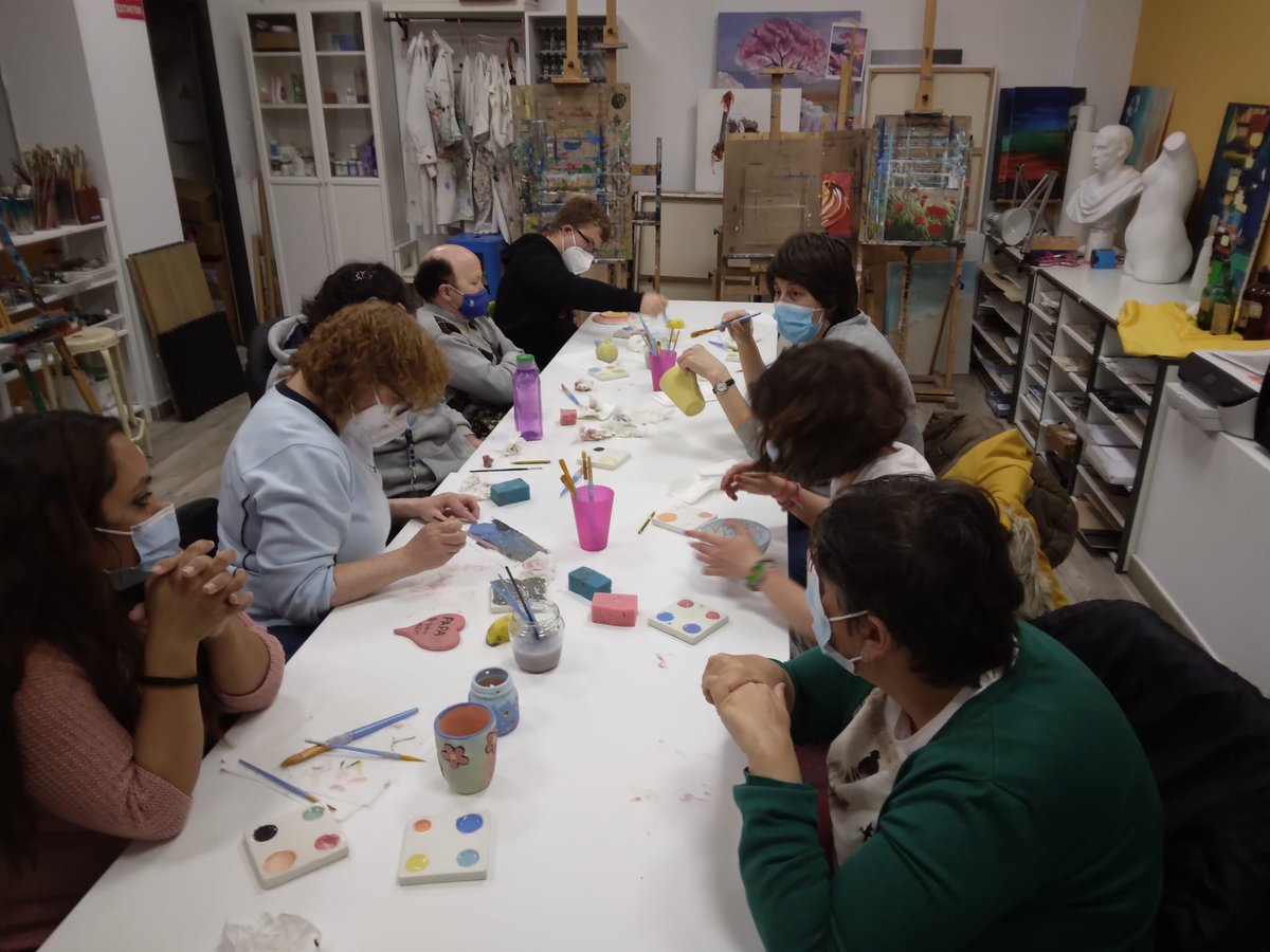 AMIFP1's tweet photo. El pasado sábado disfrutamos de la divertida experiencia que ofrece Hoy Pinto #Cerámica 🧩🧿🖼 decorando objetos en la mejor compañía, la de nuestro Club de Ocio 🏡🏡#AMIFP #discapacidad #arte #dicapaz https://t.co/FWjazA3aQt