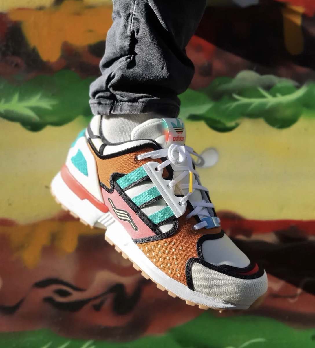 TheSneakersBox's tweet photo. adidas ZX 10.000 “Krusty Burger”, so yummy! 🤤🍔 https://t.co/PuFgsW7JZD