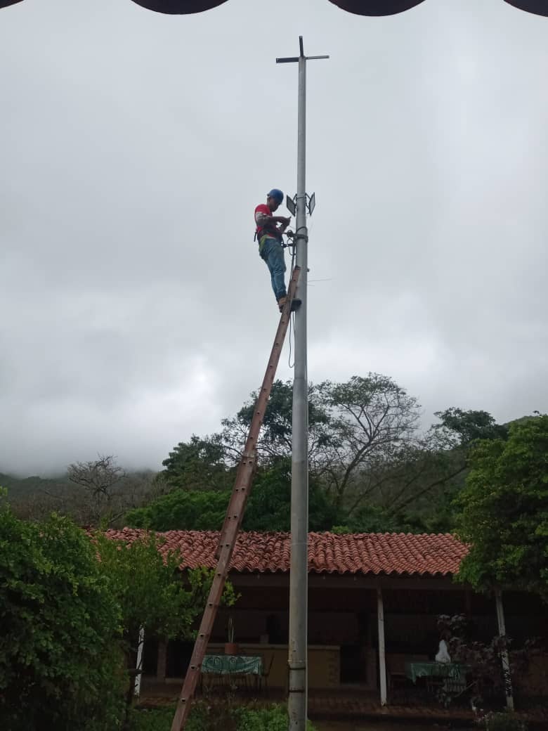 CruzLairet2021's tweet photo. Rehabilitación del alumbrado en el mercado de empanadas de el Valle. 

@PSUV_NE 
@JoseGVielmaMora 
@doilyhernandezm 
#ConLaFuerzaDelPueblo https://t.co/4PeKRrNBN6
