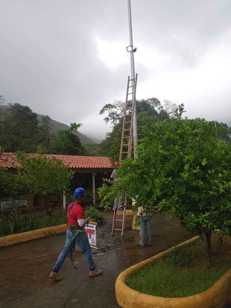 CruzLairet2021's tweet photo. Rehabilitación del alumbrado en el mercado de empanadas de el Valle. 

@PSUV_NE 
@JoseGVielmaMora 
@doilyhernandezm 
#ConLaFuerzaDelPueblo https://t.co/4PeKRrNBN6