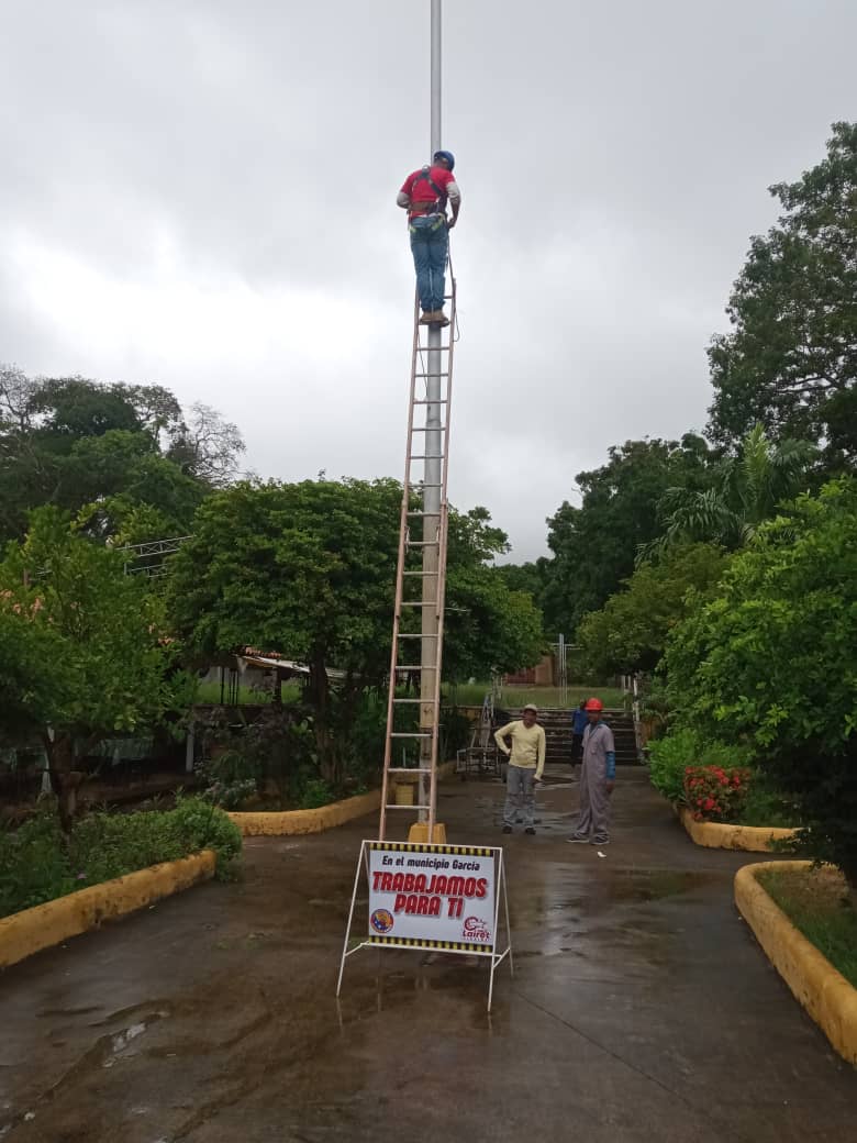 CruzLairet2021's tweet photo. Rehabilitación del alumbrado en el mercado de empanadas de el Valle. 

@PSUV_NE 
@JoseGVielmaMora 
@doilyhernandezm 
#ConLaFuerzaDelPueblo https://t.co/4PeKRrNBN6