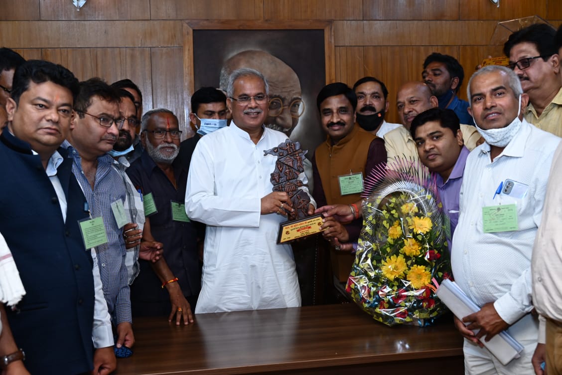 ChhattisgarhCMO's tweet photo. Resumption of old pension scheme has secured the future of officers-employees of Chhattisgarh.
-Delegation presented bouquet of flowers to HCM @bhupeshbaghel thanked him for resuming the old pension scheme.
#CGBudgetForNYAY
#OPSCG https://t.co/9CLiLS5N93