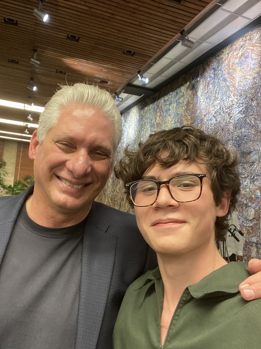 JeronimoZarco's tweet photo. Tuve la oportunidad de saludar e intercambiar con el Presidente de la República de Cuba @DiazCanelB 🇨🇺

Platicamos la situación actual de Cuba, los retos a afrontar y los cambios en el mundo. Hizo muy claro que la crítica y el intercambio es parte del proceso de la Rev. Cubana. https://t.co/Iik9W5eaMu