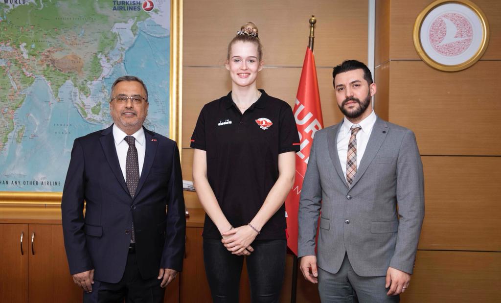 voleybolunsesi's tweet photo. Orthmann ile yola devam
🔗https://t.co/6rStsyCCvb
#voleyboltransfer #THY #Orthmann https://t.co/Y38r0UOqGs
