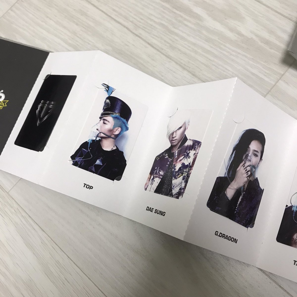 postvip06's tweet photo. ⭐️ 빅뱅 공식 팬클럽 VIP 4기 키트

일괄 5,000원 (택배비 별도)

구성: 다이어리 파우치 포토카드7종 뱃지 키링 스트랩 스티커7종

빅뱅 지드래곤 지디 권지용 지용 탑 최승현 태양 동영배 영배 강대성 대성 승리 굿즈 거래 양도 bigbang gd gdragon top taeyang daesung seungri VI photocard https://t.co/7uW0ivAXuU