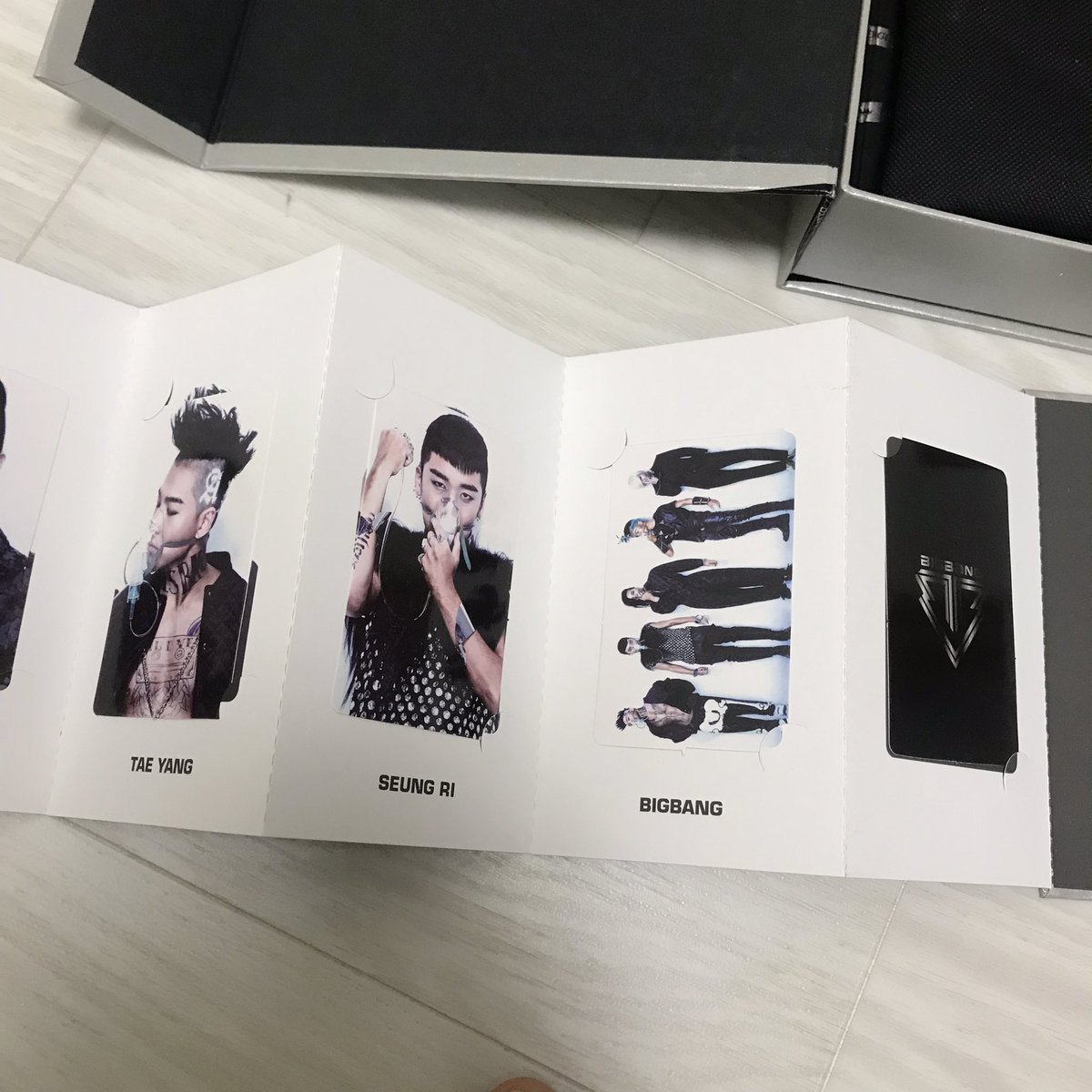 postvip06's tweet photo. ⭐️ 빅뱅 공식 팬클럽 VIP 4기 키트

일괄 5,000원 (택배비 별도)

구성: 다이어리 파우치 포토카드7종 뱃지 키링 스트랩 스티커7종

빅뱅 지드래곤 지디 권지용 지용 탑 최승현 태양 동영배 영배 강대성 대성 승리 굿즈 거래 양도 bigbang gd gdragon top taeyang daesung seungri VI photocard https://t.co/7uW0ivAXuU