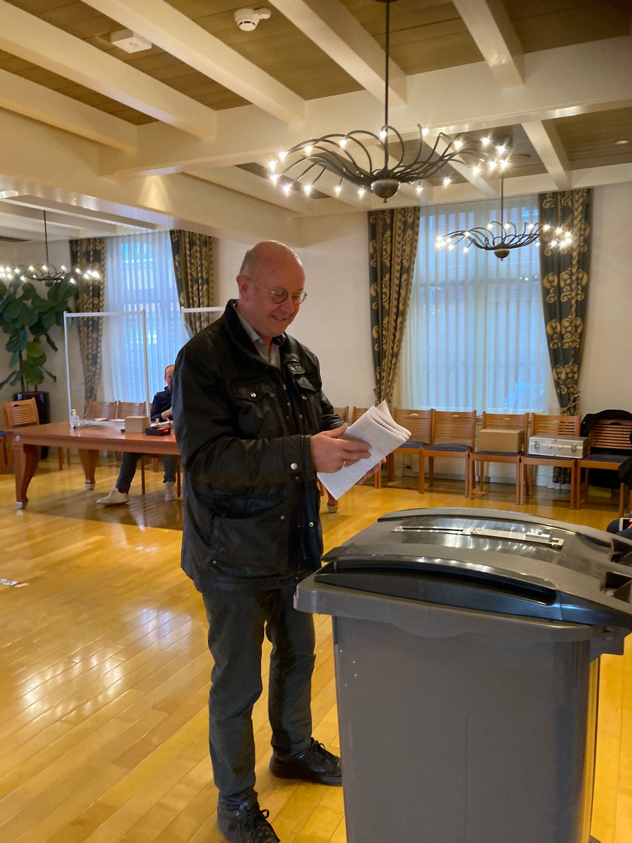 #dagvandedemocratie drie stemmen met zorg in de stembus gedaan. StemGertPloeg kan vandaag nog tot 21 uur: nr.25 op de lijst van <a href="/SGPBarneveld/">SGP Barneveld</a> in <a href="/BarneveldInfo/">Gemeente Barneveld</a> 
Nog twee weken #raadslid , daarna nemen m'n ploeggenoten het stokje over. Vertrouwen in #bouwenenbewaren