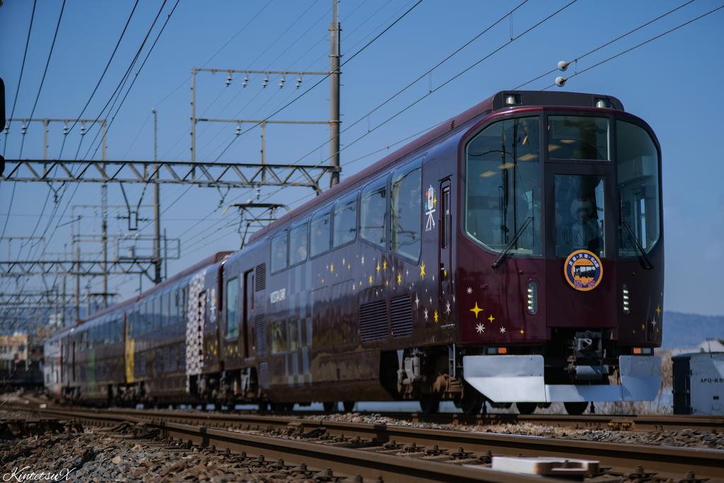 KintetsuX's tweet photo. 2022/3/16
PL01 複数団体主催ツアー列車

20000系『楽』を使用した団体貸切列車が運転されました。
今回はヘッドマークも取り付けられ、道中では西大寺や天理に寄り道するなど、時間をかけてゆっくりと名古屋へ向かいました。 https://t.co/kjYcqfI77j