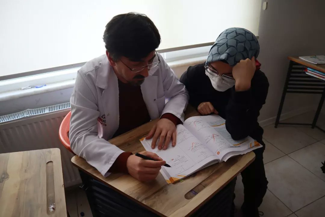 BafraCozumKolej's tweet photo. Okulumuzda 11 ve 12. Sınıflarımız için etüt uygulaması yapılmaktadır.
Öğrencilerimiz etüt saatlerinde soru çözümleri yapmakta ve anlamadıkları konu ve soru çözümleri için öğretmenlerine danışmaktadırlar.
#bafraçözümkoleji
#etüt https://t.co/Lv942ucNND