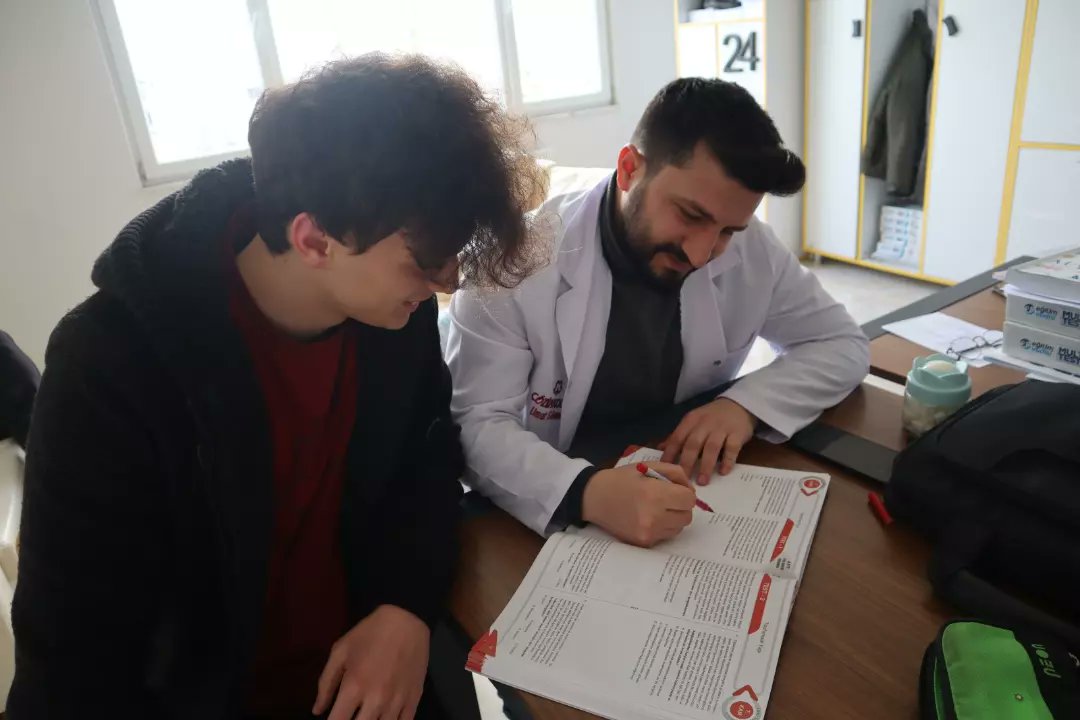 BafraCozumKolej's tweet photo. Okulumuzda 11 ve 12. Sınıflarımız için etüt uygulaması yapılmaktadır.
Öğrencilerimiz etüt saatlerinde soru çözümleri yapmakta ve anlamadıkları konu ve soru çözümleri için öğretmenlerine danışmaktadırlar.
#bafraçözümkoleji
#etüt https://t.co/Lv942ucNND
