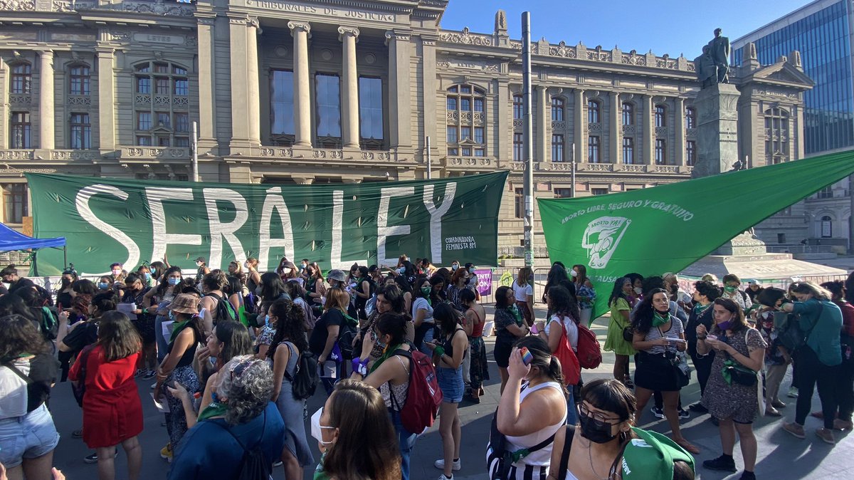 C_CoSeCh's tweet photo. 🟣15 de marzo, 2022
Día histórico en Chile para la lucha feminista por el derecho a abortar

Comisión de derechos fundamentales aprueba: reconocimiento y protección de los derechos sexuales y reproductivos y #abortolegal 💚

Esto incluye #EducaciónSexualintegral

Ph @solmanutara https://t.co/I0nyWujMmK