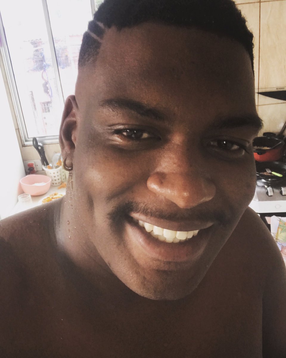 fokeull's tweet photo. Aquele sorriso negro, aquele olhar penetrante, aquelas covinhas deslumbrantes… #Bomdia #sorrisonegro #MenBlack https://t.co/BLq27v4ogv
