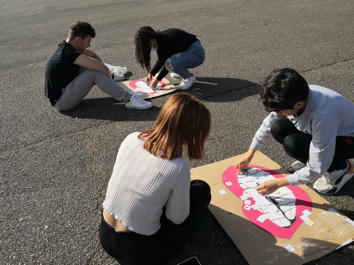 Action Parcours Santé avec 4 étudiants en Service Sanitaire. Toutes les classes de 6ème sensibilisées à l'hygiène bucco-dentaire et à une alimentation équilibrée. Ateliers interactifs appreciés des élèves. Merci aux étudiants et aux professeurs impliqués. <a href="/acbesancon/">Académie de Besançon</a> <a href="/Doubscd25/">Doubs</a>