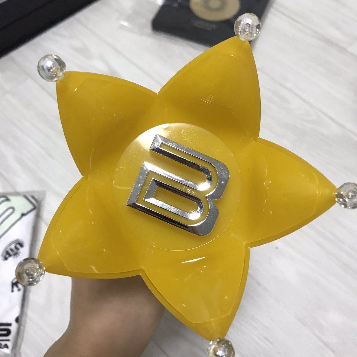 postvip06's tweet photo. ⭐️ 빅뱅 공식 응원�� 뱅봉 ver3

5,000원 (택배비 별도)

빅뱅 지드래곤 지디 권지용 지용 탑 최승현 태양 동영배 영배 강대성 대성 승리 굿즈 거래 양도 bigbang gd gdragon top taeyang daesung seungri VI photocard https://t.co/LXnmQ8E5YJ