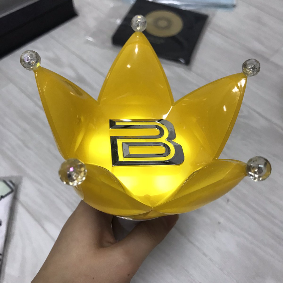 postvip06's tweet photo. ⭐️ 빅뱅 공식 응원�� 뱅봉 ver3

5,000원 (택배비 별도)

빅뱅 지드래곤 지디 권지용 지용 탑 최승현 태양 동영배 영배 강대성 대성 승리 굿즈 거래 양도 bigbang gd gdragon top taeyang daesung seungri VI photocard https://t.co/LXnmQ8E5YJ