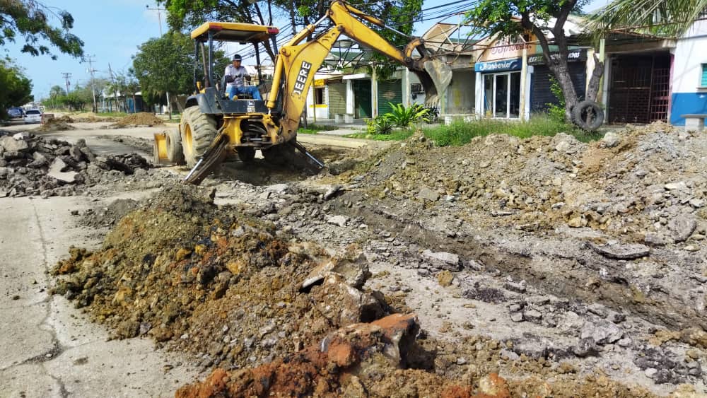 CruzLairet2021's tweet photo. Estamos adecuando las tuberías de aguas negras en la Calle Real (Diario La Hora) Detrás de el mercado de conejeros para luego iniciar con los trabajos de bacheo con concreto. https://t.co/KwBIbdaG60