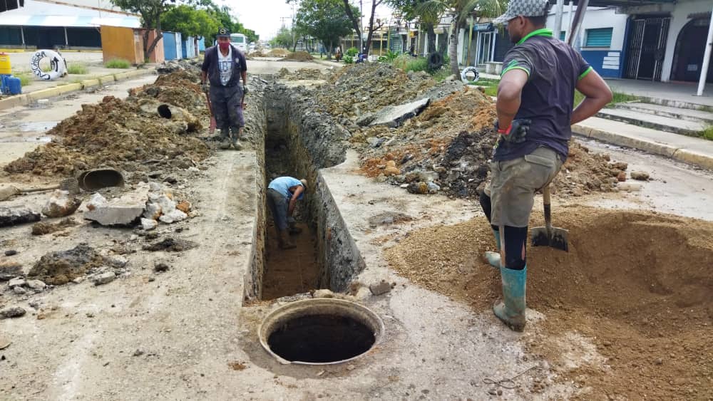 CruzLairet2021's tweet photo. Estamos adecuando las tuberías de aguas negras en la Calle Real (Diario La Hora) Detrás de el mercado de conejeros para luego iniciar con los trabajos de bacheo con concreto. https://t.co/KwBIbdaG60