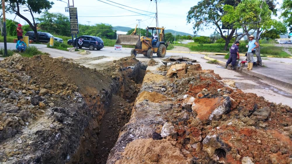 CruzLairet2021's tweet photo. Estamos adecuando las tuberías de aguas negras en la Calle Real (Diario La Hora) Detrás de el mercado de conejeros para luego iniciar con los trabajos de bacheo con concreto. https://t.co/KwBIbdaG60