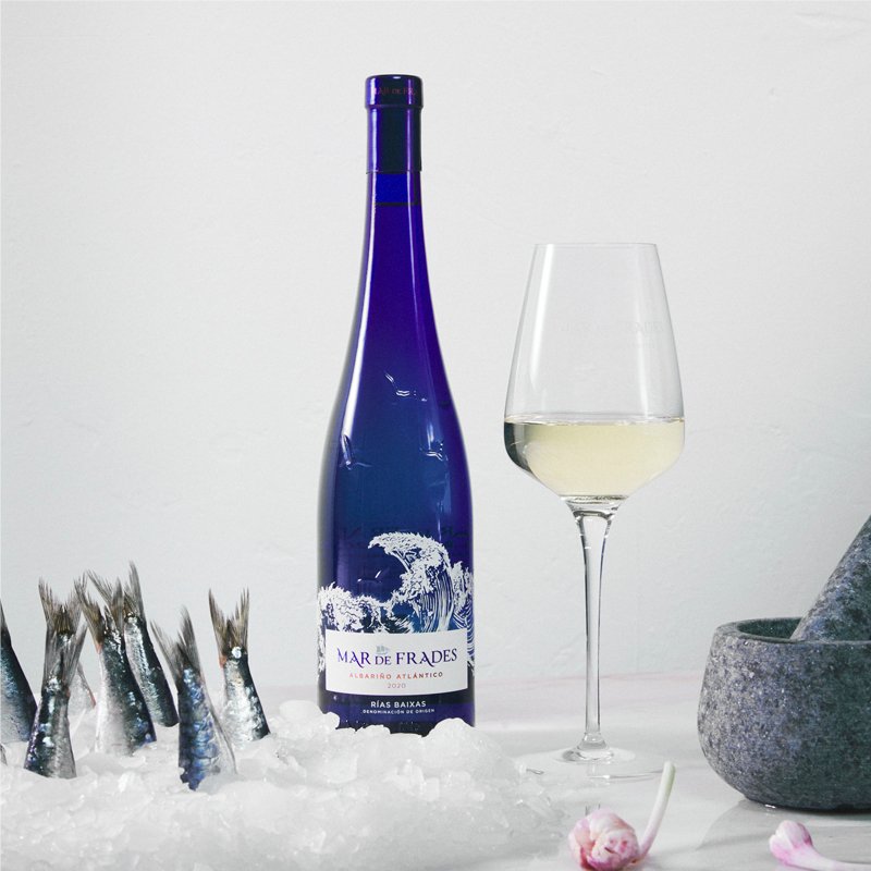 Our Albariño, a unique white wine to share and enjoy at any time 💙✨.

Let us know what you combine it with 👇

#MardeFrades #Albariño #DoriasBaixas