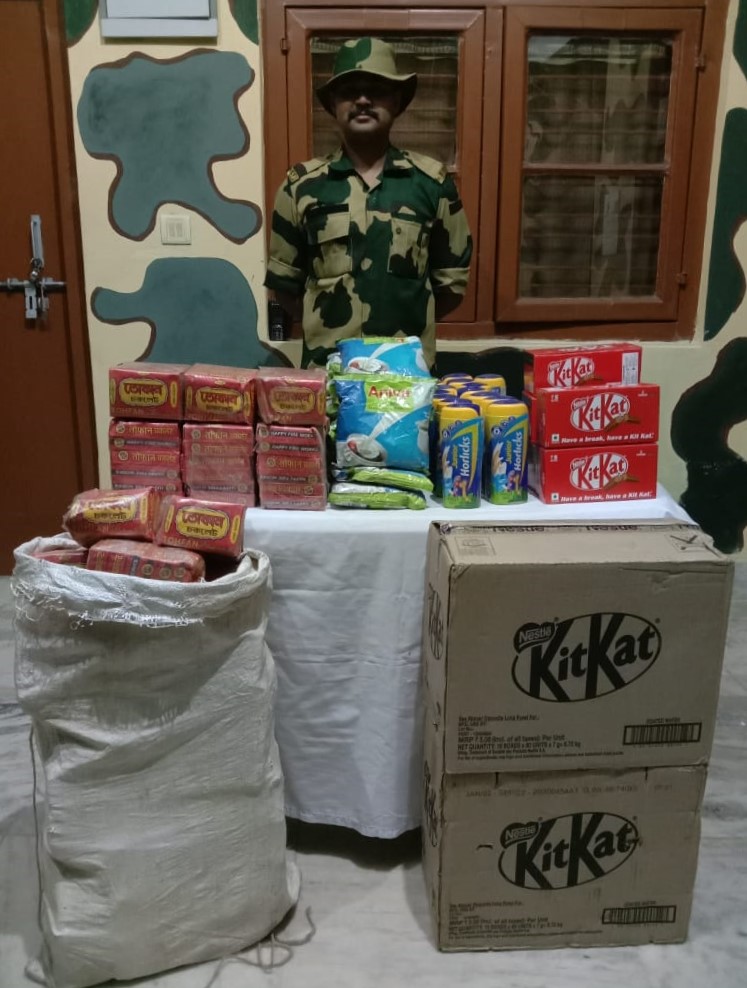 BSF_Tripura's tweet photo. #BSF #Tripura in the drive against trans-border #Smuggling, Alert #Praharis rescued Cattles & seized Phensedyl, Contraband items having total worth ₹8,37,424/- apprehended 01 Bangladeshi Tout & recovered BD Taka 500/- last night in different Operations.
#FirstLineOfDefence https://t.co/Ypg5CfO9VJ