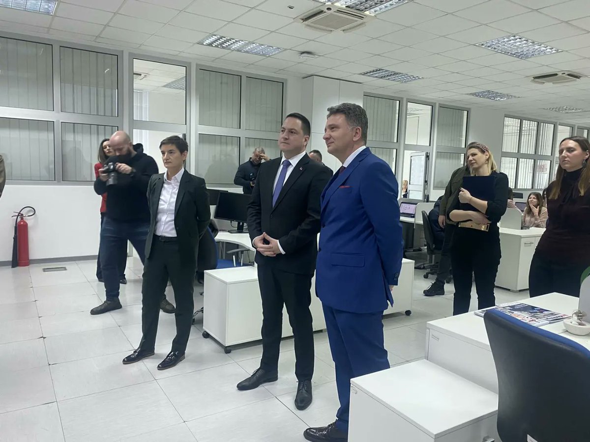 💻📝 Премијерка <a href="/SerbianPM/">Aна Брнабић</a> и министар <a href="/brankoruzicsps/">Branko Ružić</a> представили су данас Јединствени информациони систем просвете и Портал отворених података, који пружају збирне податке и статистике на нивоу система и основне информације о школама и њиховој понуди

#euprava <a href="/kancelarijaITE/">Kancelarija za ITE🇷🇸</a>