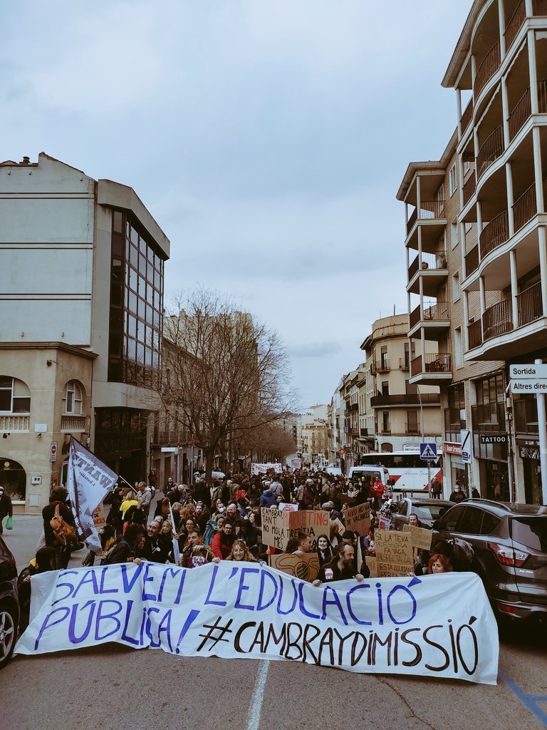 RoViBo's tweet photo. Rius de gent a #Manresa! Ens sobren els motius per continuar la #VagaEducació i no defallir!! https://t.co/06TSBToLFZ