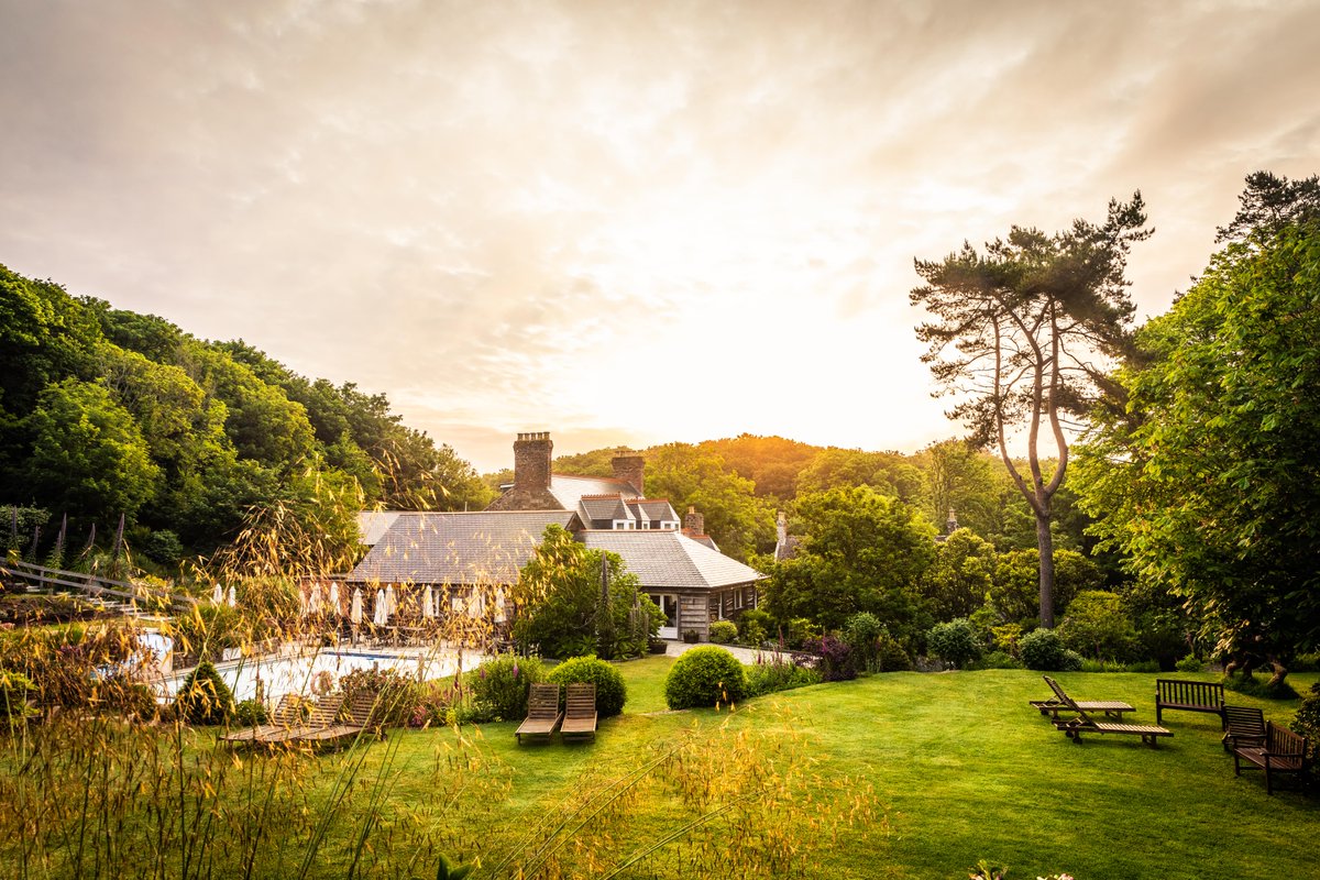 manairport's tweet photo. ✈️ WIN FLIGHTS TO GUERNSEY ✈️

Aurigny is giving you the chance to #win a pair of return flight tickets from either @manairport or @EMA_Airport to Guernsey, including a 2-night stay at @SarkHotel 😍

>> To enter, LIKE ❤️ + RETWEET 🔃 this post

*T&amp;Cs apply. Ends 11:59pm 16.03.22 https://t.co/2rTM5AVBVZ