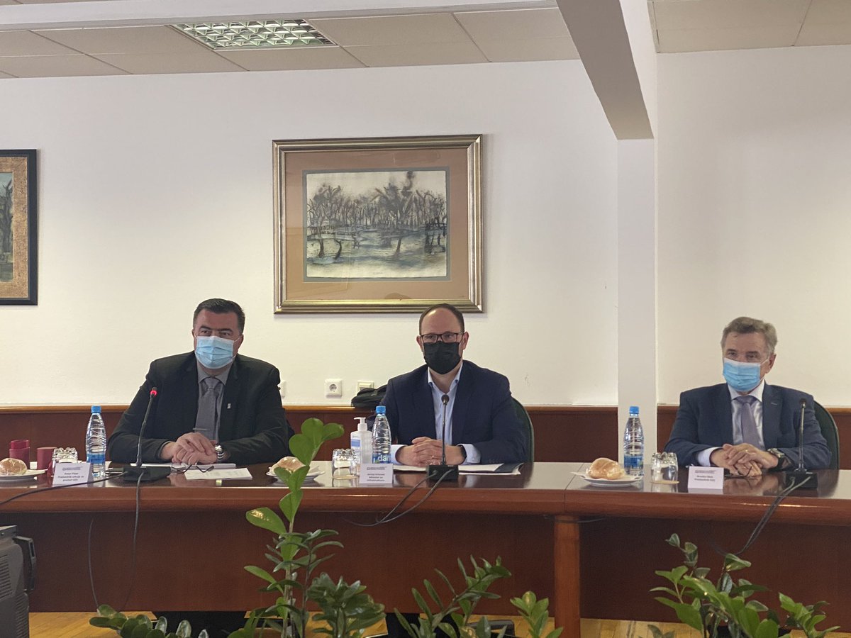 Minister <a href="/JernejVrtovec/">Jernej Vrtovec</a> je prevoznikom na današnji seji upravnega odbora sekcije za promet pri OZS zagotovil, da je zalog dovolj in da nafte ne bo zmanjkalo.
