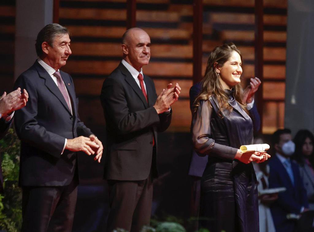 aurora__ruiz's tweet photo. Foto de ayer hecha por el @abcdesevilla  en la recogida de premios Real Maestranza de Caballería @TorosMaestranza  @unisevilla 
¡¡GRACIAS!!!

https://t.co/beDTUVzjz3 https://t.co/3CkwcanqlX