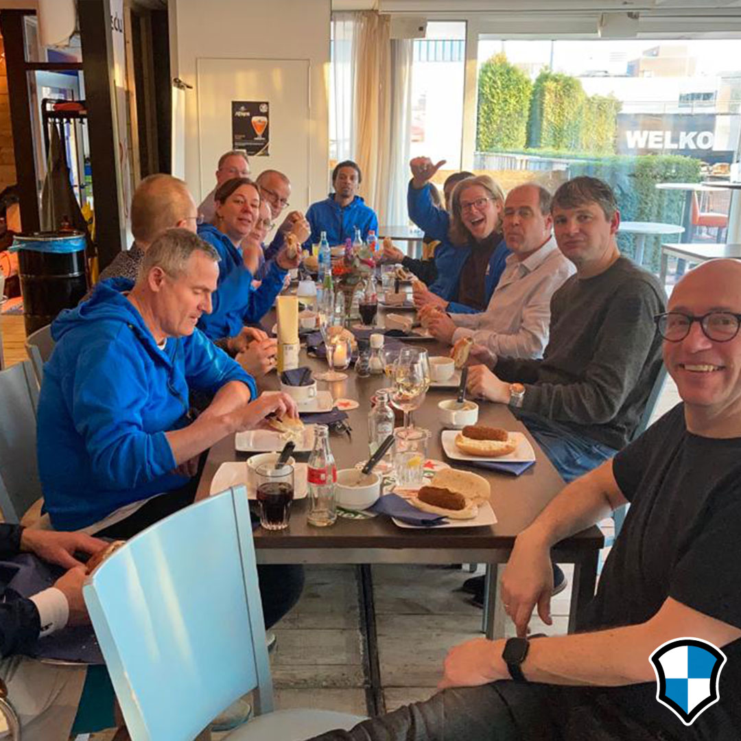 HofmeierGroep's tweet photo. Aan sportiviteit geen gebrek... Onze Public collega's gingen met elkaar de padelbaan op! Één van de favoriete sporten van onze Frans Stultiens. Onder leiding van trainer Bart Lefel was het een geslaagde middag! https://t.co/u4uKHJ2cRi
