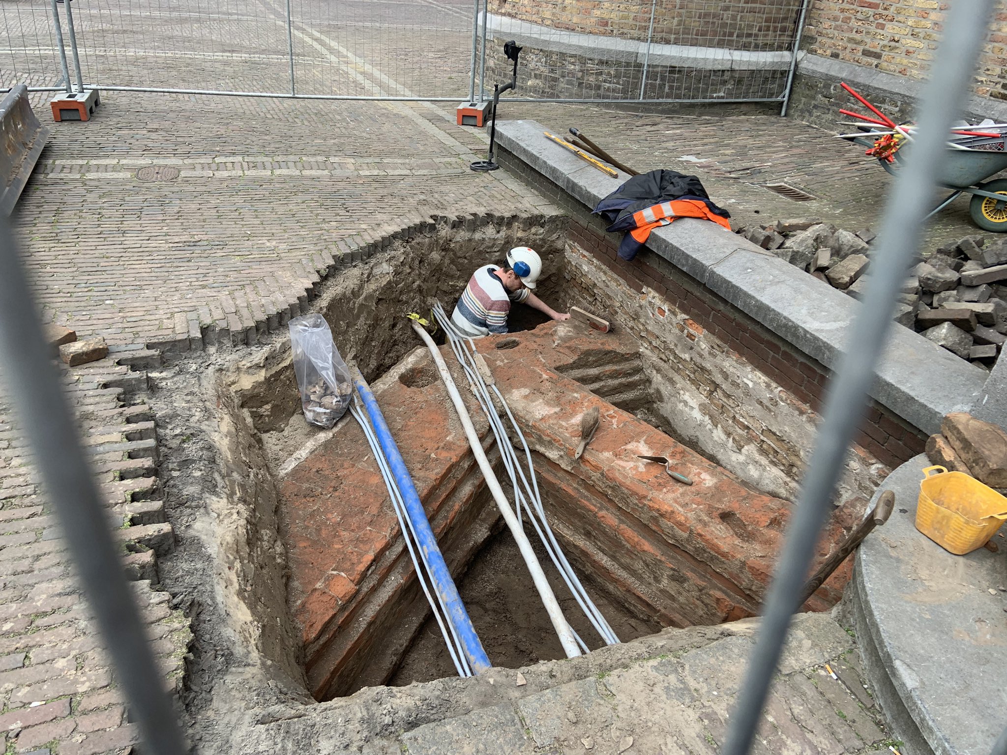 Voor de Ridderzaal is de fundering gevonden van een vermoedelijk 15e of 16e eeuw bouwwerk