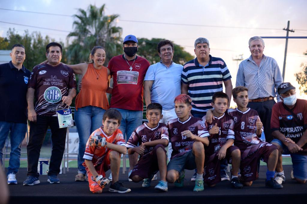 FerEspinozaOK's tweet photo. Lanzamos la Filial La Matanza de la Unión Nacional de Clubes de Barrio, de la cual serán parte 139 clubes de nuestro distrito.

El deporte genera vínculos y experiencias que son imprescindibles para una vida social más plena y con más oportunidades. https://t.co/5Axxw70QI6