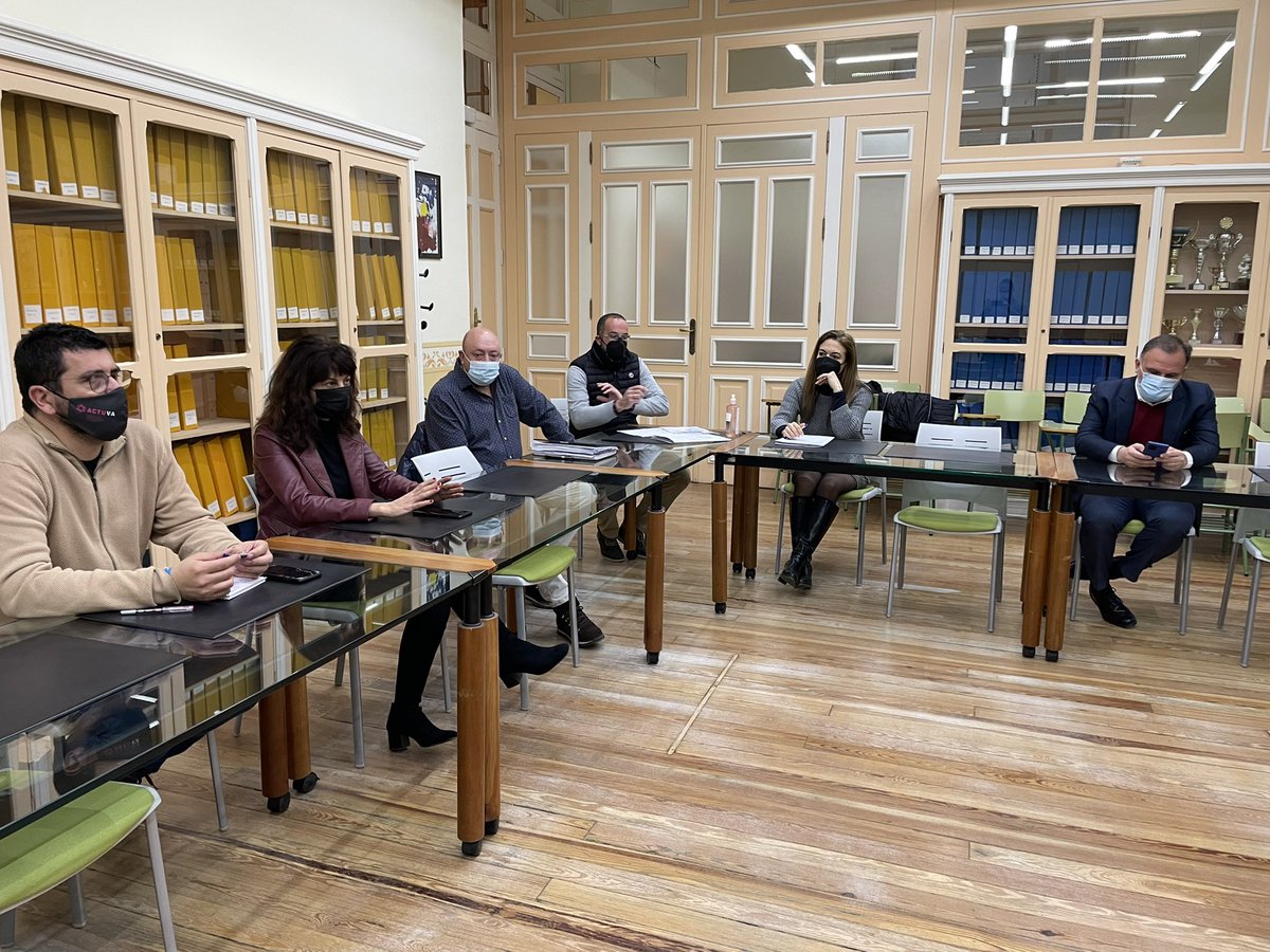 AyuntamientoVLL's tweet photo. Los concejales Ana Redondo y @alberbustos se reúnen con @Apehva y las Federaciones de vecinos @FAVCondeAnsurez y @vecinalvall para tratar diferentes acciones de colaboración que se pondrán en marcha en los próximos meses. https://t.co/FKmxpYMbqi