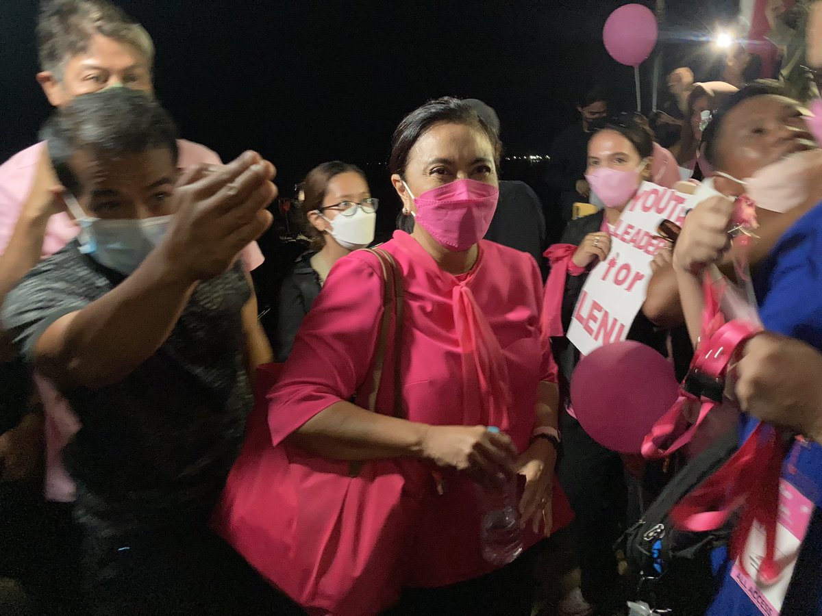 Surffyno's tweet photo. Seeing  VP @lenirobredo carrying her bag reminds me of the times when my mother is still working as public school teacher in far-flung areas of our city. 

Yung imahe ng isang well-loved ng mga students, faculty at parents na Teacher.  

#BasilanIsPink 🌷🌸🌸

📷 @JervisManahan https://t.co/qS9vlzDfnI
