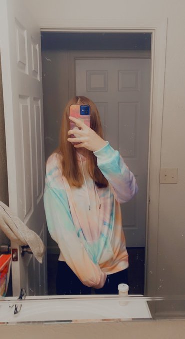 Good morning ❤️🥰☀️ I love my new hoodie! https://t.co/LV1jaGA8KV