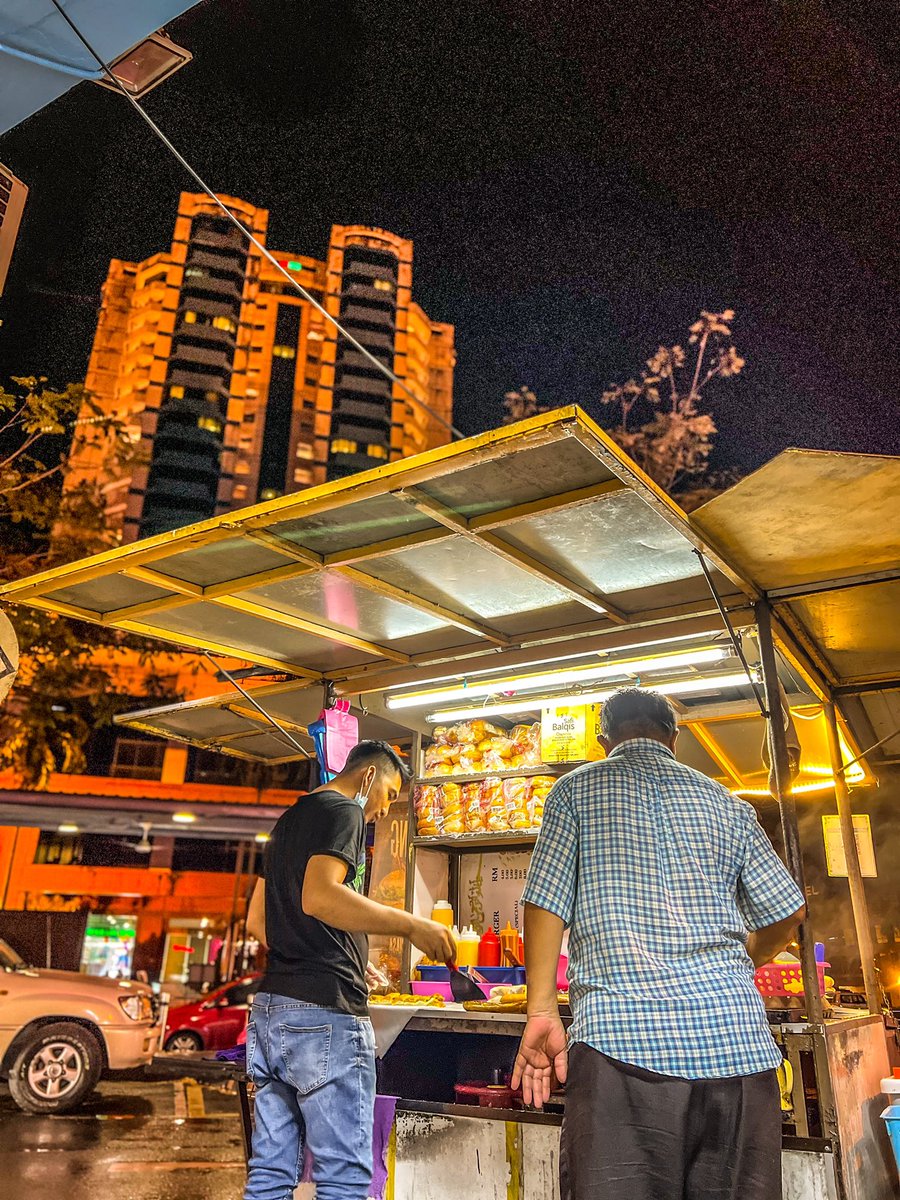 EdwinNurdjajadi's tweet photo. It’s raining in #Miri this evening but it didn’t stop me from capturing the lovely views. Kinda reminiscing the old days when this town was packed by #Bruneians &amp; expatriates before #Covid19 came *sighing @MalaysiaAsia @KMurthychettiar @SimpletonED @khalidainie @suhaimisulaimansa https://t.co/2Aqo6QPLs5