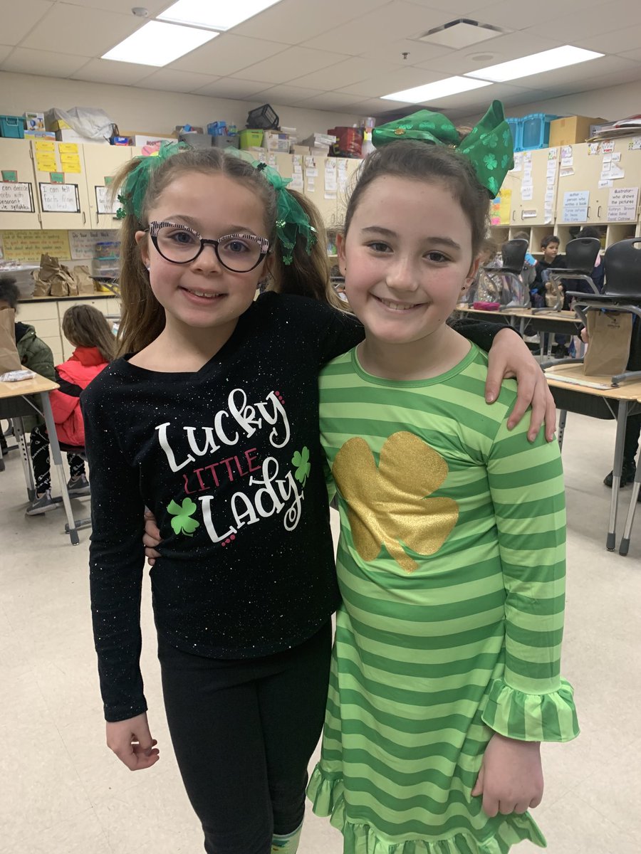 Monicapshots's tweet photo. So “lucky” to have these girls in my class this year! ⁦⁦@warrenschools⁩ #LincolnPrideWCS https://t.co/eUdR7lBrol