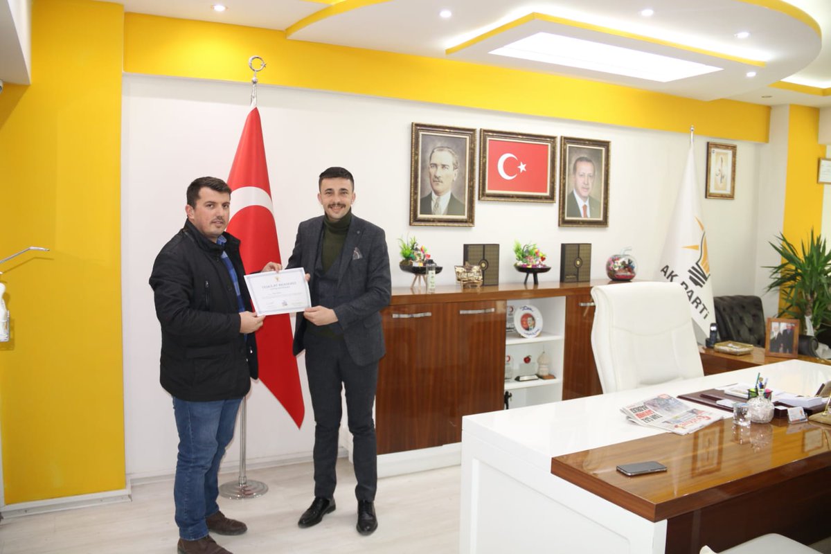 EthemGdek2's tweet photo. Sayın Cumhurbaşkanımız Recep Tayyip Erdoğan tarafından teşkilat mensuplarımıza “Teşkilat Akademisi Eğitim Sertifikası ve Teşekkür Belgesi” İl Başkan Yardımcımız, Ar-GE Başkanımız Sn. Vedat Bıçak tarafından takdim edildi. https://t.co/Qw9zG5X8qo