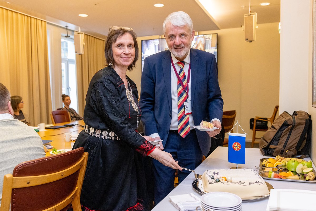 Sannhets- og forsoningskommisjonen hadde i dag, på kvenfolkets dag, møte på Stortinget:
- Kommisjonen arbeider med å granske fornorskningen. Vi er nå inne i en avgjørende fase av arbeidet. Det er hyggelig å kunne markere dagen med en samlet kommisjon, sa leder Dagfinn Høybråten.