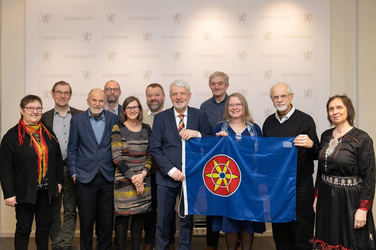 Stortinget's tweet photo. Sannhets- og forsoningskommisjonen hadde i dag, på kvenfolkets dag, møte på Stortinget:
- Kommisjonen arbeider med å granske fornorskningen. Vi er nå inne i en avgjørende fase av arbeidet. Det er hyggelig å kunne markere dagen med en samlet kommisjon, sa leder Dagfinn Høybråten. https://t.co/IdgKIX00rX