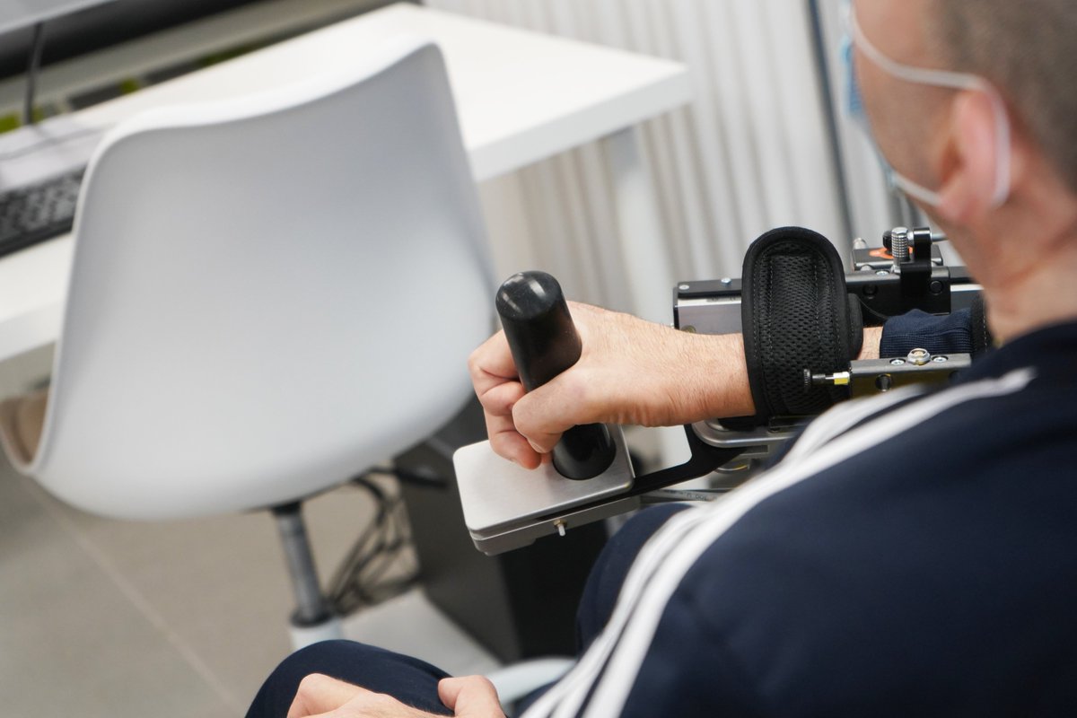 CIAN_Grupo5's tweet photo. Manuel usa #ArmeoSpring para su neurorrehabilitación, un dispositivo que ayuda a la recuperación de los miembros superiores con ejercicios terapéuticos funcionales en realidad virtual.
📌Apúntate a la Jornada Nuevas #Tecnologías en #Neurorrehabilitación: https://t.co/2CARWeVEI3 https://t.co/xBcEjsMTAO