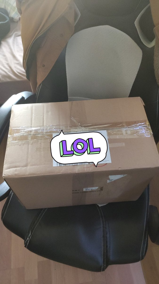 Sabrozute's tweet photo. Me acaba de llegar esto de parte de @SoTCromos 👀

Al parecer es el premio por haber sido el primero en resolver el misterio y encontrar tesoro oculto que venía junto al álbum de cromos

Esta tarde a las 16:30 lo abrimos en directo  ❤️🏴‍☠️

https://t.co/lyRqNmqTRO https://t.co/lxdaqYMYYV
