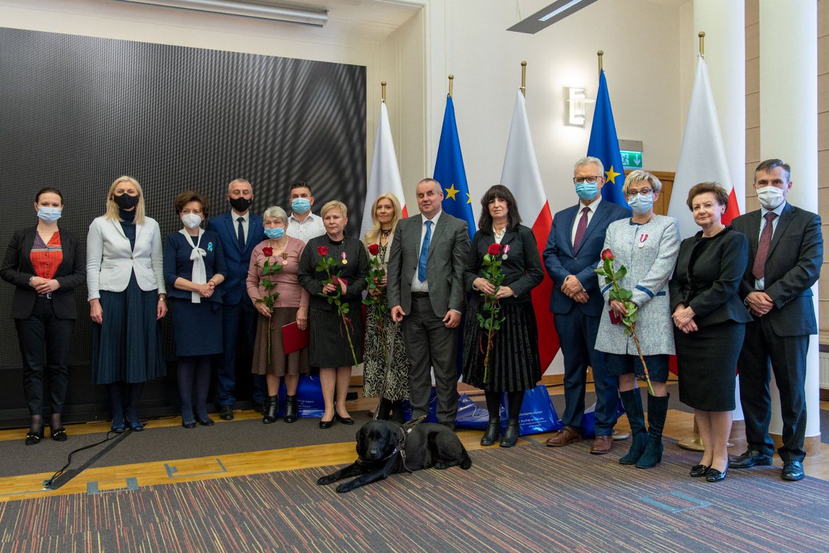 W MRiPS odbyła się uroczystość wręczenia odznaczeń państwowych i odznak honorowych. Wręczyłam Medal za Długoletnią Służbę Paniom Renacie Mędziło, Jolancie Patalan, Beacie Noceń i Agnieszce Matałowskiej oraz Odznakę Honorową #MeritisProFamilia Pani Wandzie Białas, mamie 11 dzieci.
